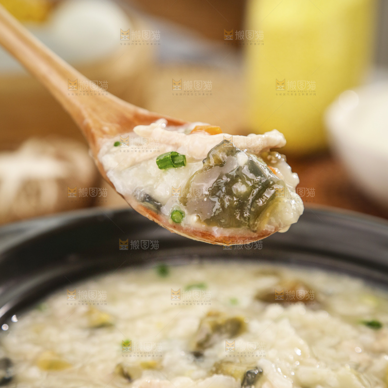 深底上的皮蛋瘦肉粥