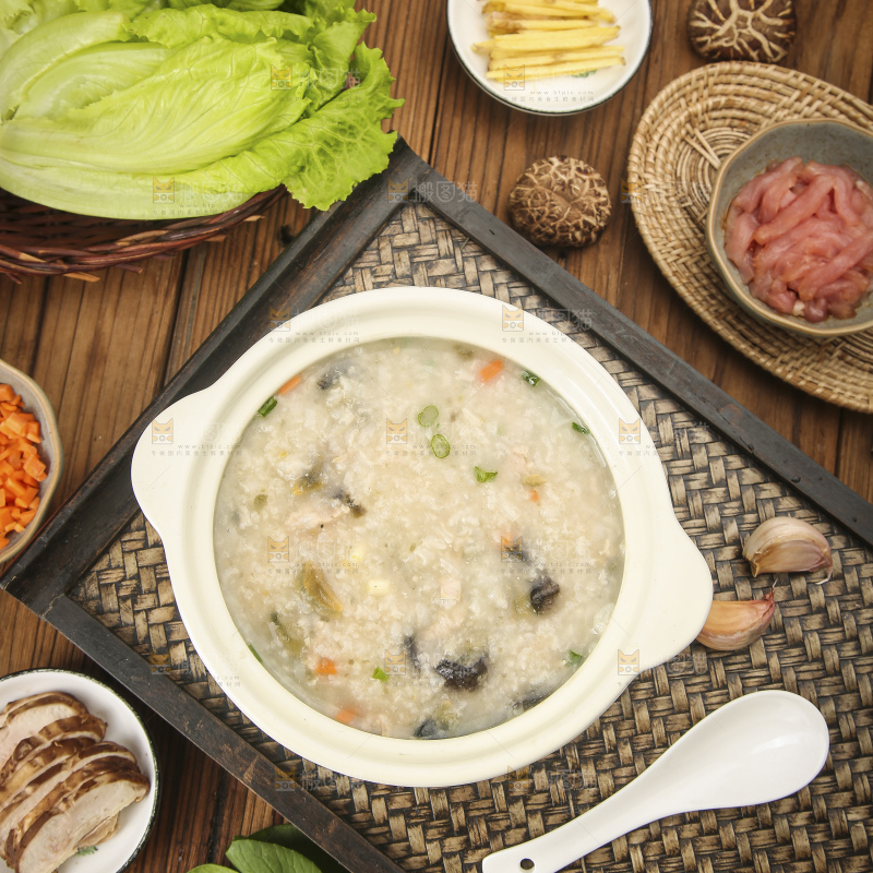 碗里的皮蛋瘦肉粥