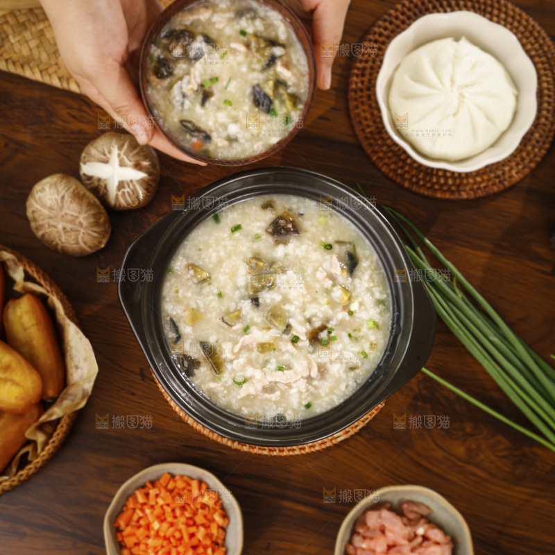 深底上的皮蛋瘦肉粥