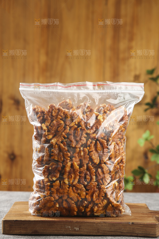 深底上的琥珀核桃