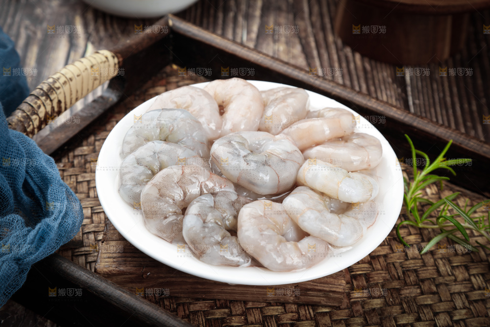 深底上的青虾仁
