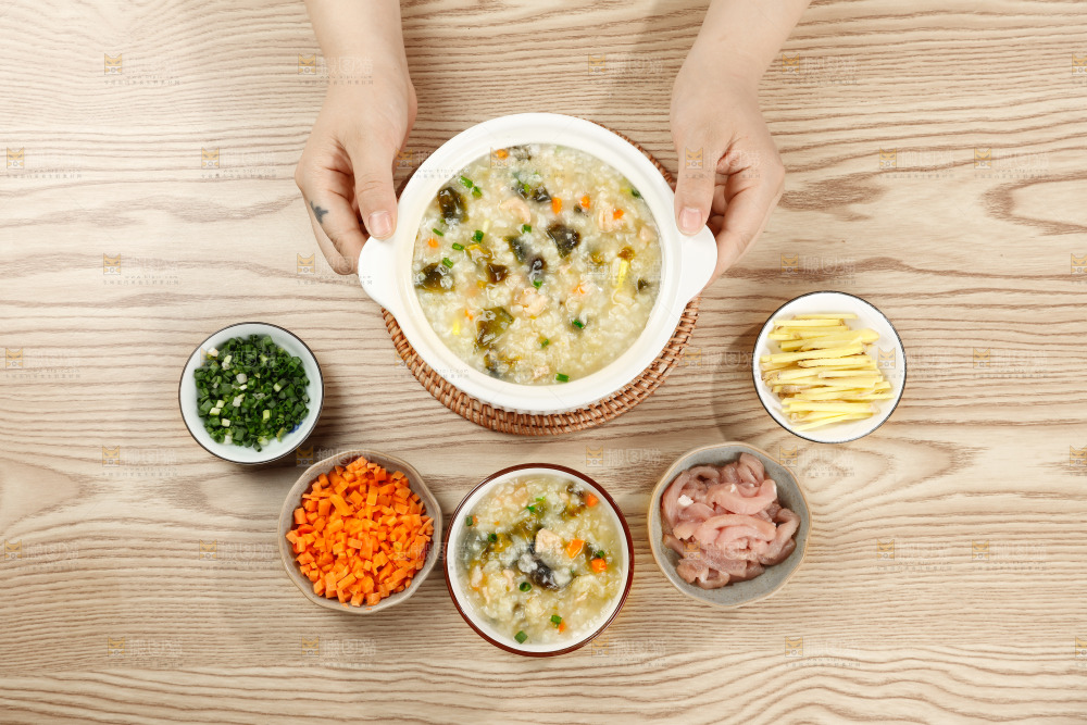 桌子上的皮蛋瘦肉粥