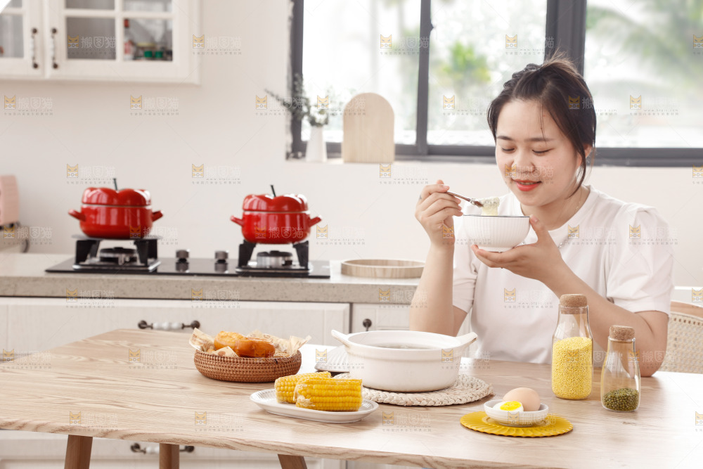 正在吃着悠闲早餐