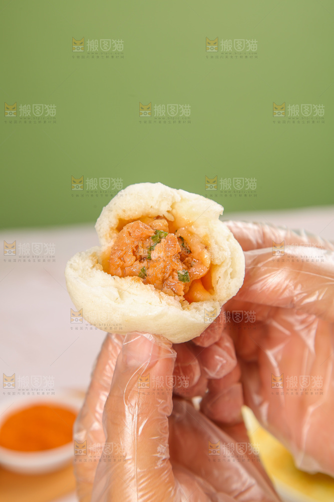 浅底上的鲜肉小笼包