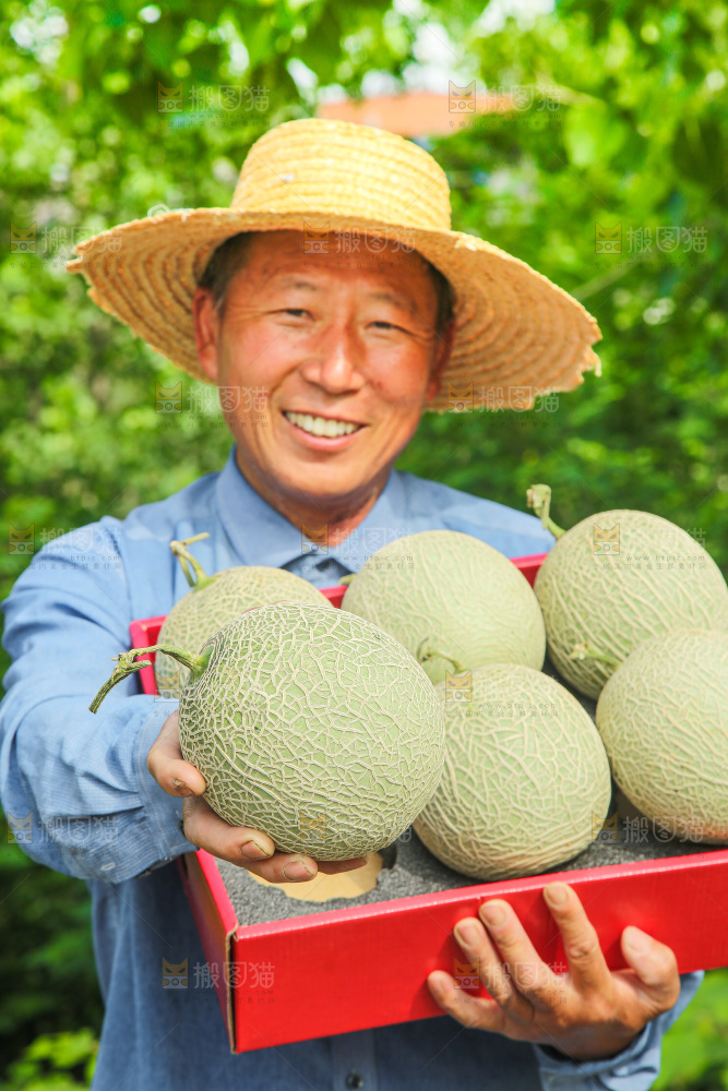 手里拿着玫珑蜜瓜