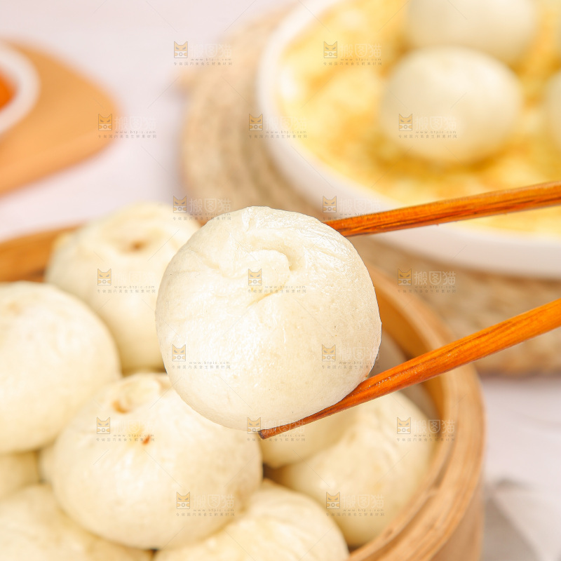 浅底上的鲜肉小笼包