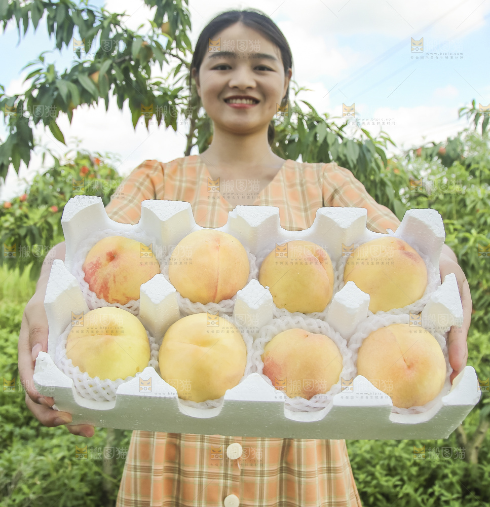 手里拿着阳山水蜜桃
