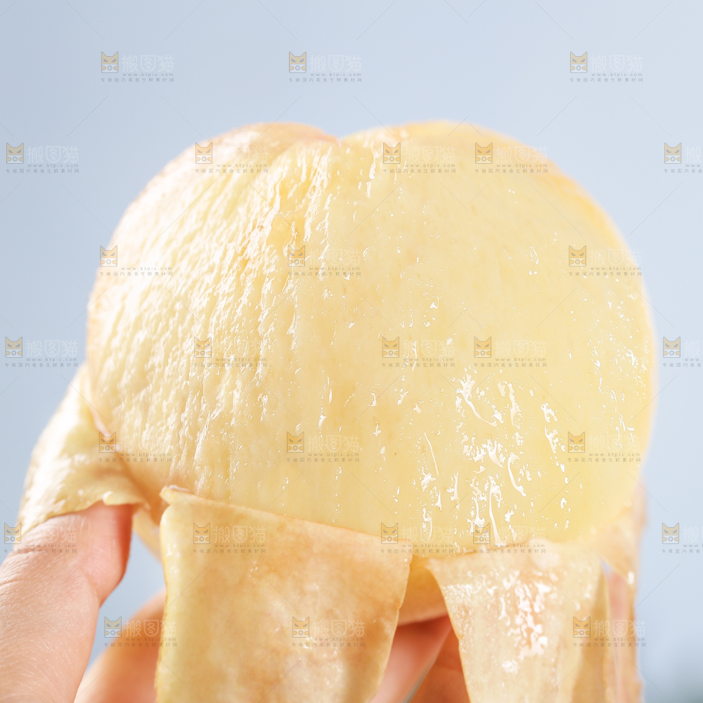 手里拿着阳山水蜜桃