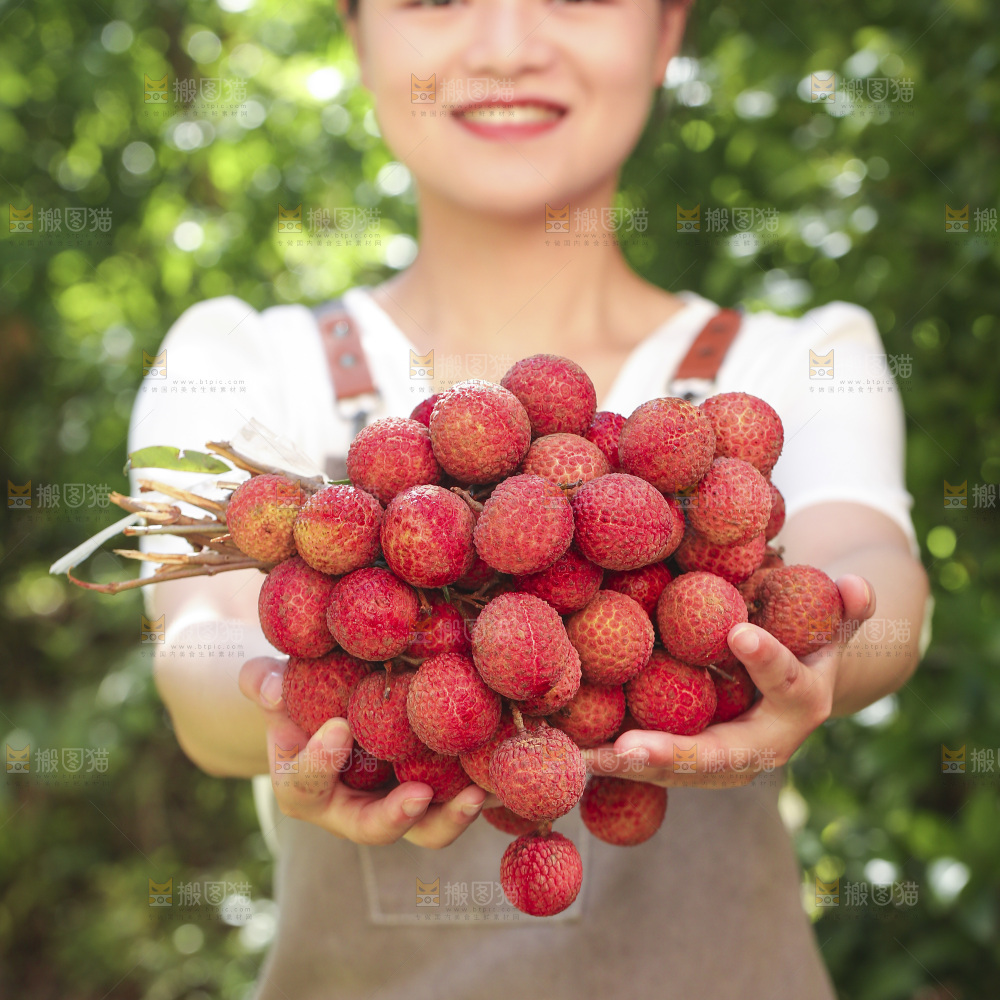 手里拿着无核荔枝