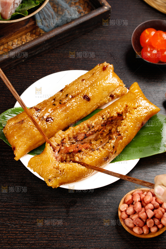 深底上的猪肉灰水粽