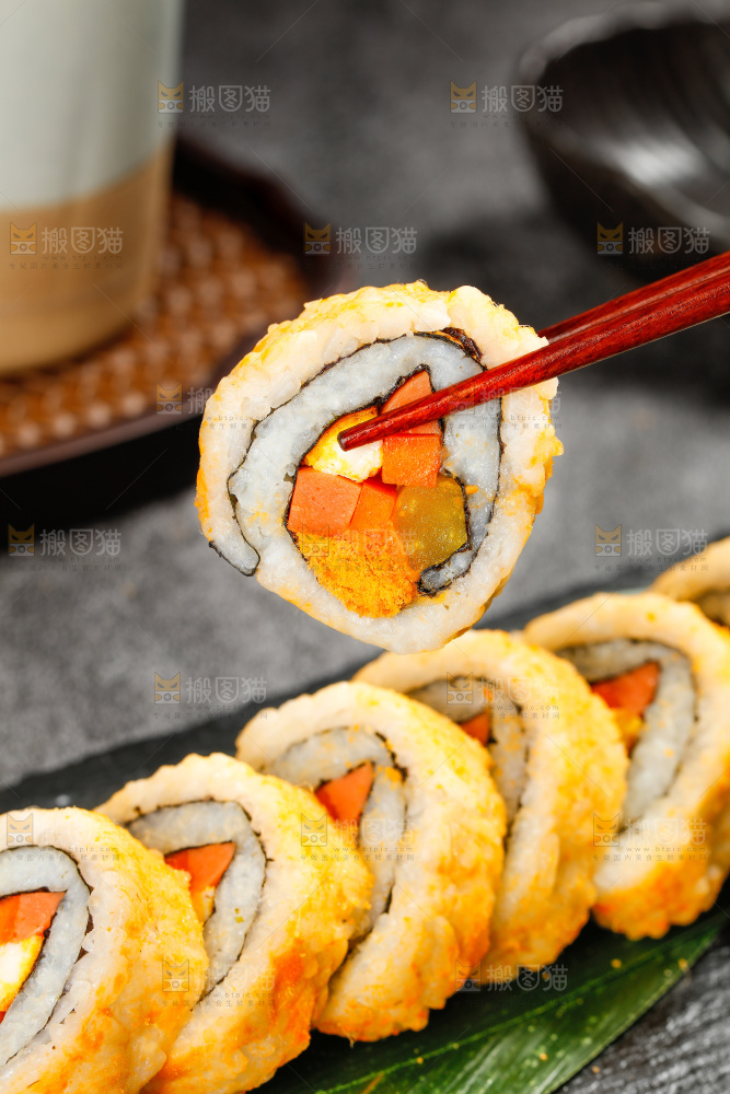 深底上的肉松寿司卷