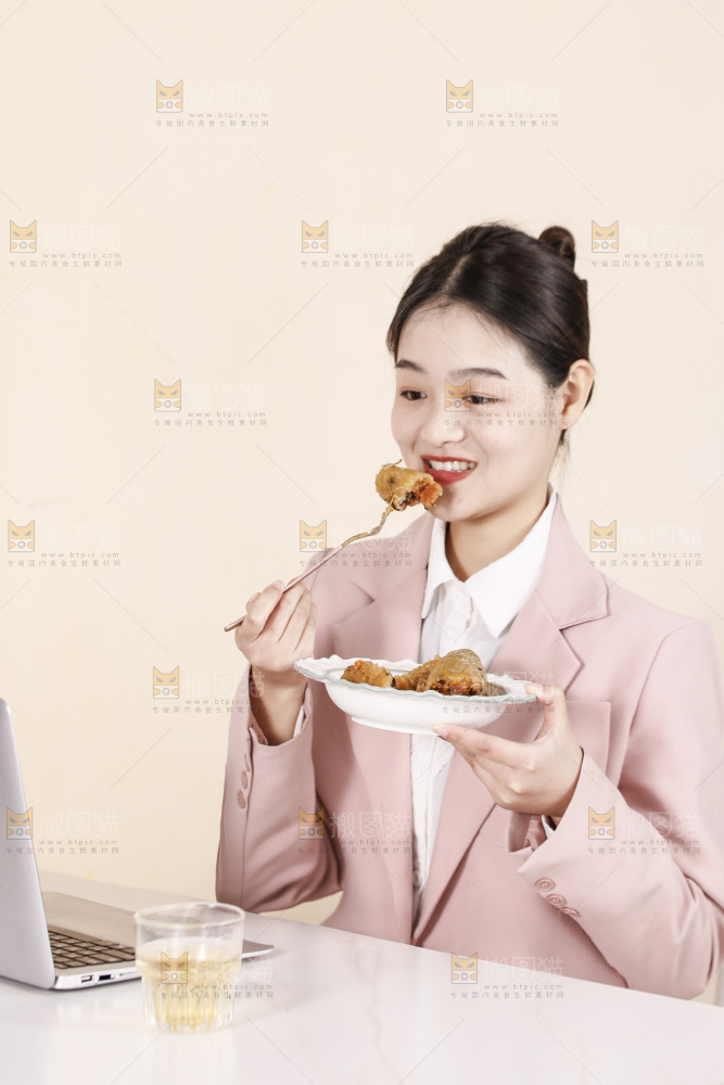 正在吃着猪肉灰水粽