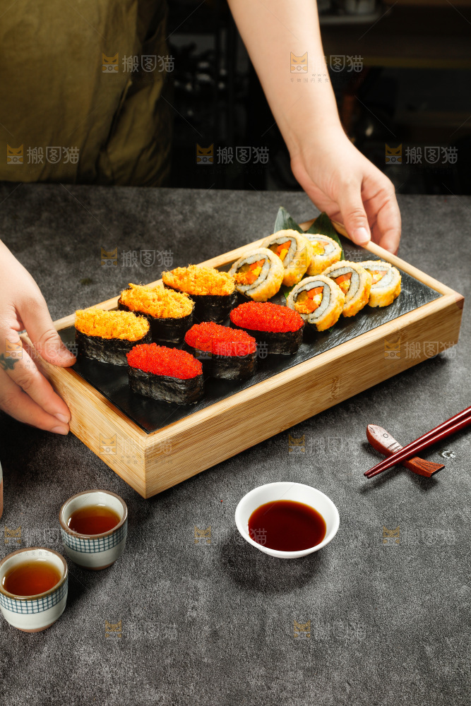 深底上的寿司拼盘