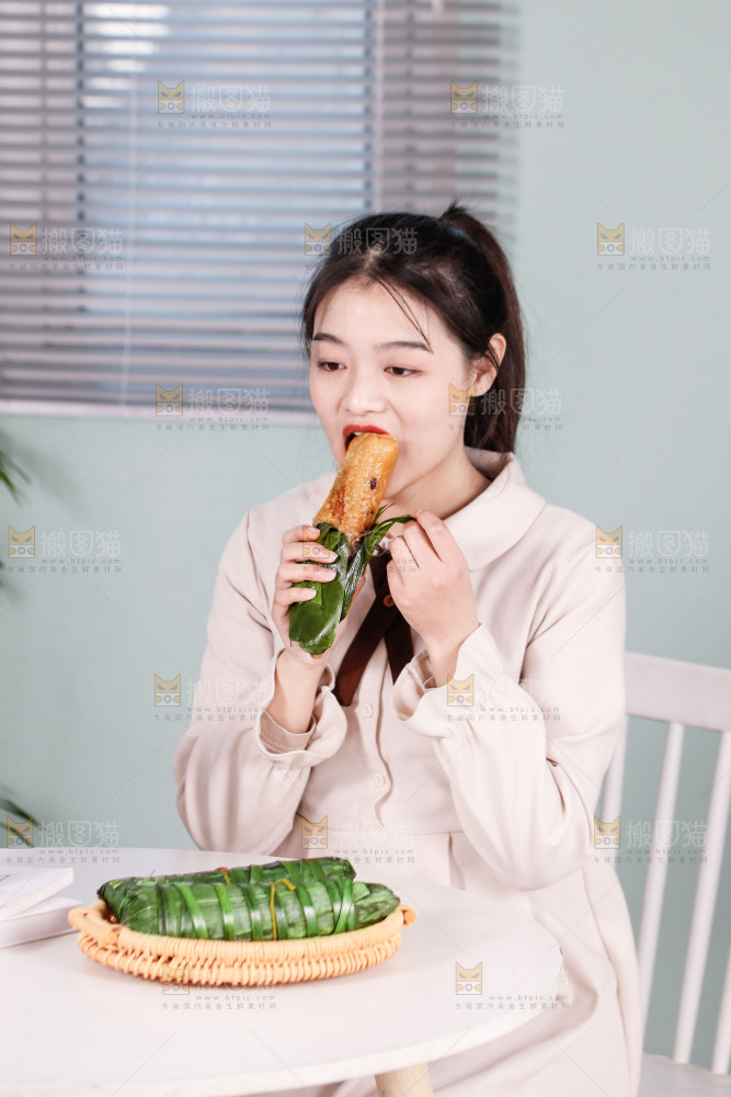 正在吃着猪肉灰水粽