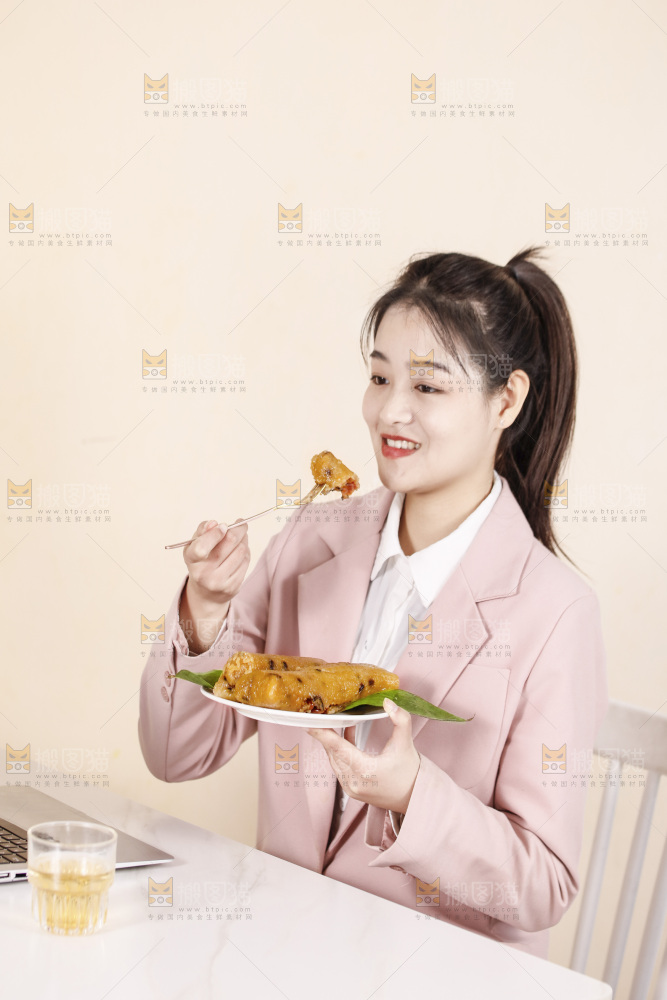 正在吃着猪肉灰水粽