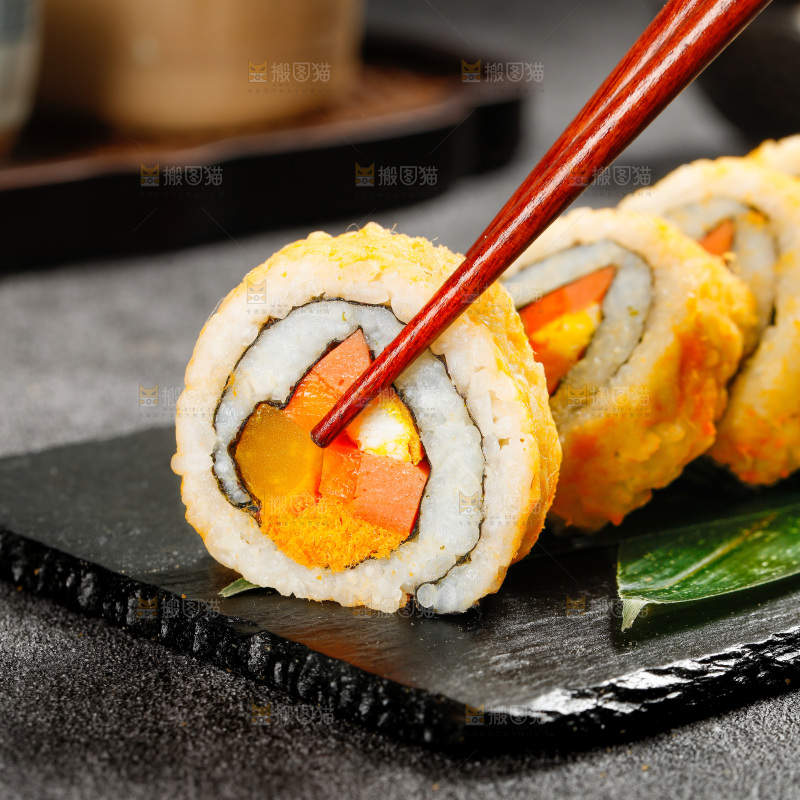 深底上的肉松寿司卷