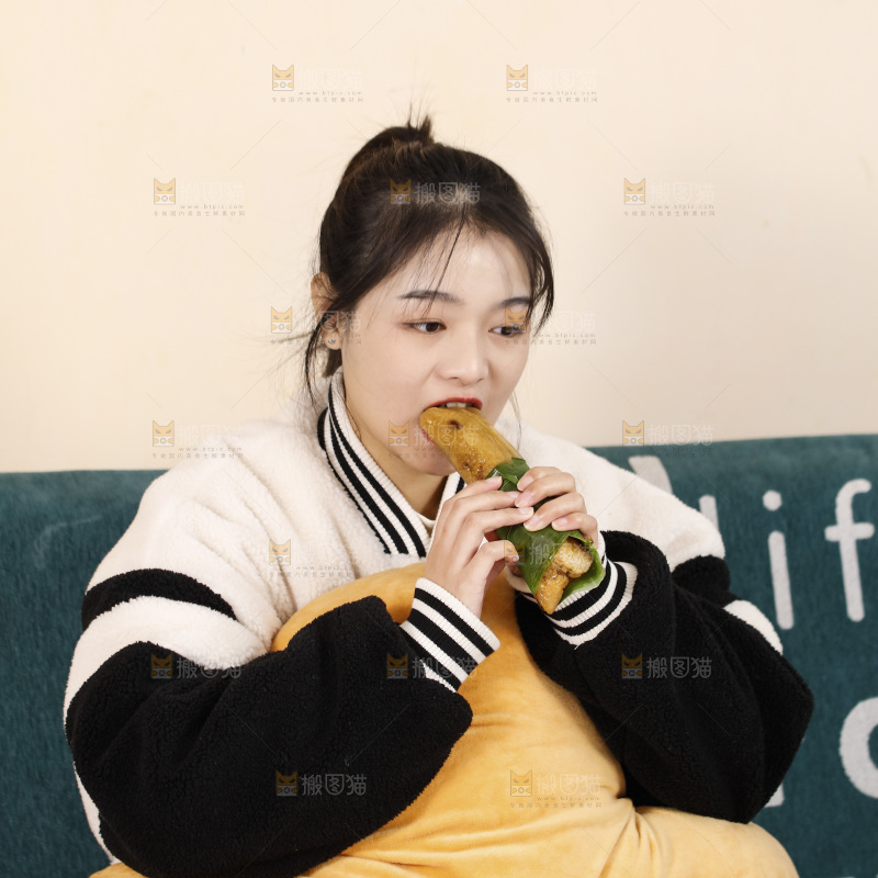 正在吃着猪肉灰水粽