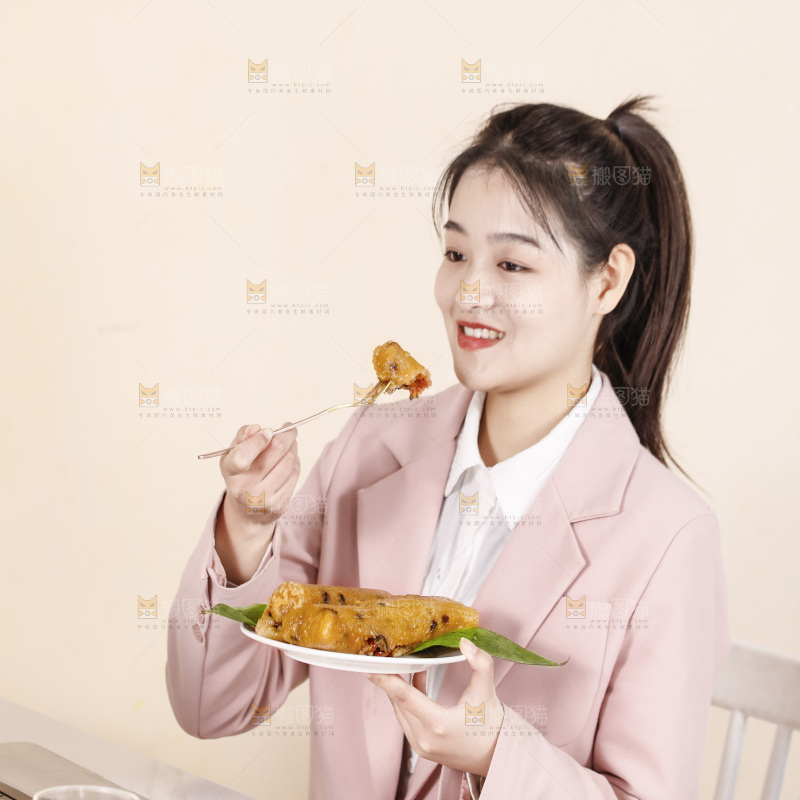 正在吃着猪肉灰水粽