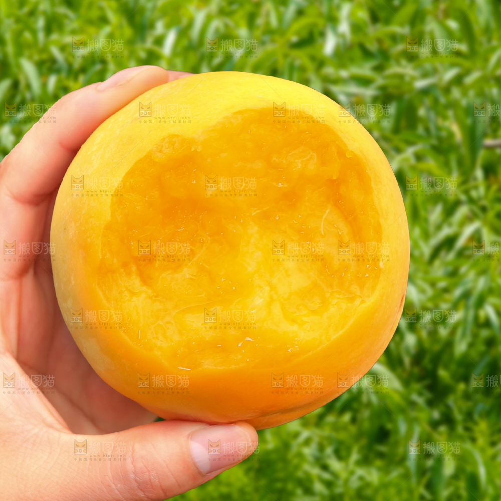 手里拿着黄毛桃