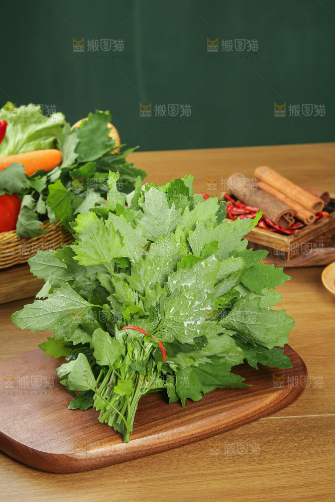 木底上的新鲜灰灰菜