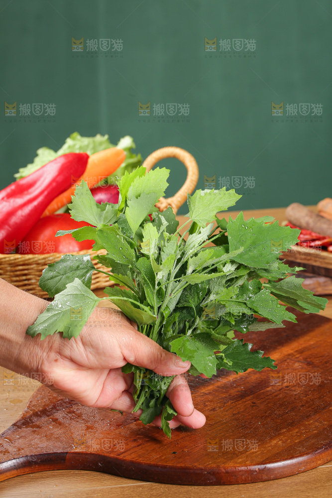 木底上的新鲜灰灰菜