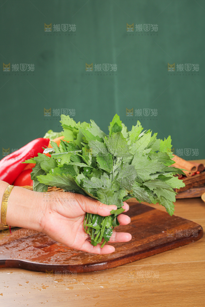 木底上的新鲜灰灰菜