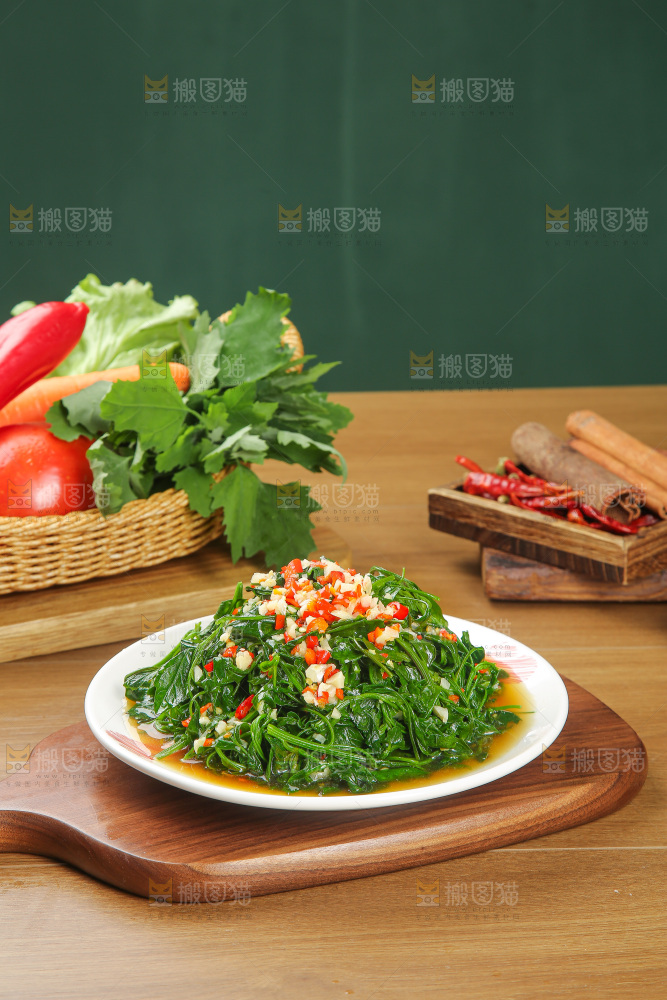 木底上的凉拌灰灰菜