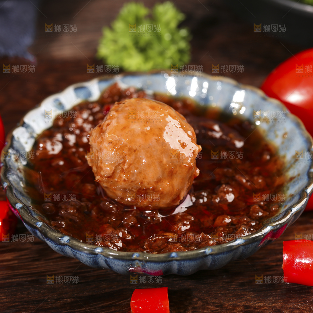 深底上的牛肉丸