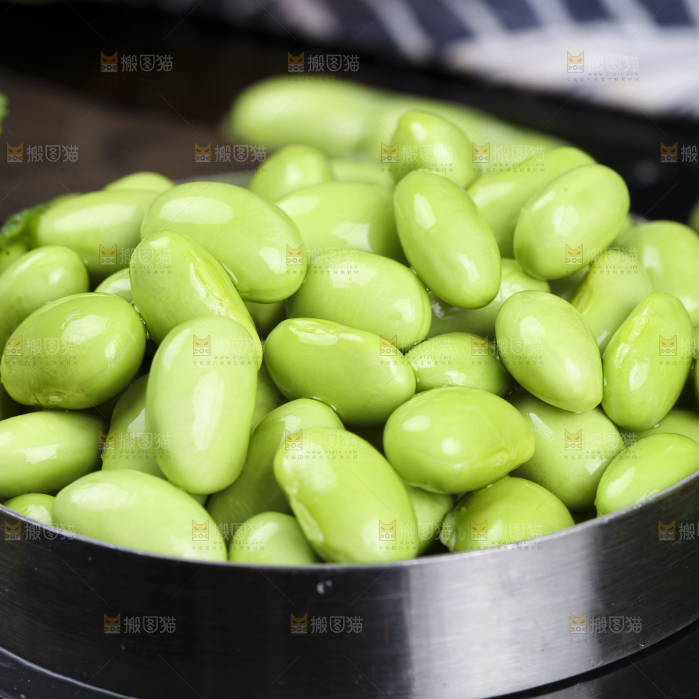 深底上的新鲜毛豆