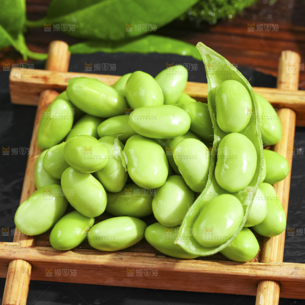 深底上的新鲜毛豆