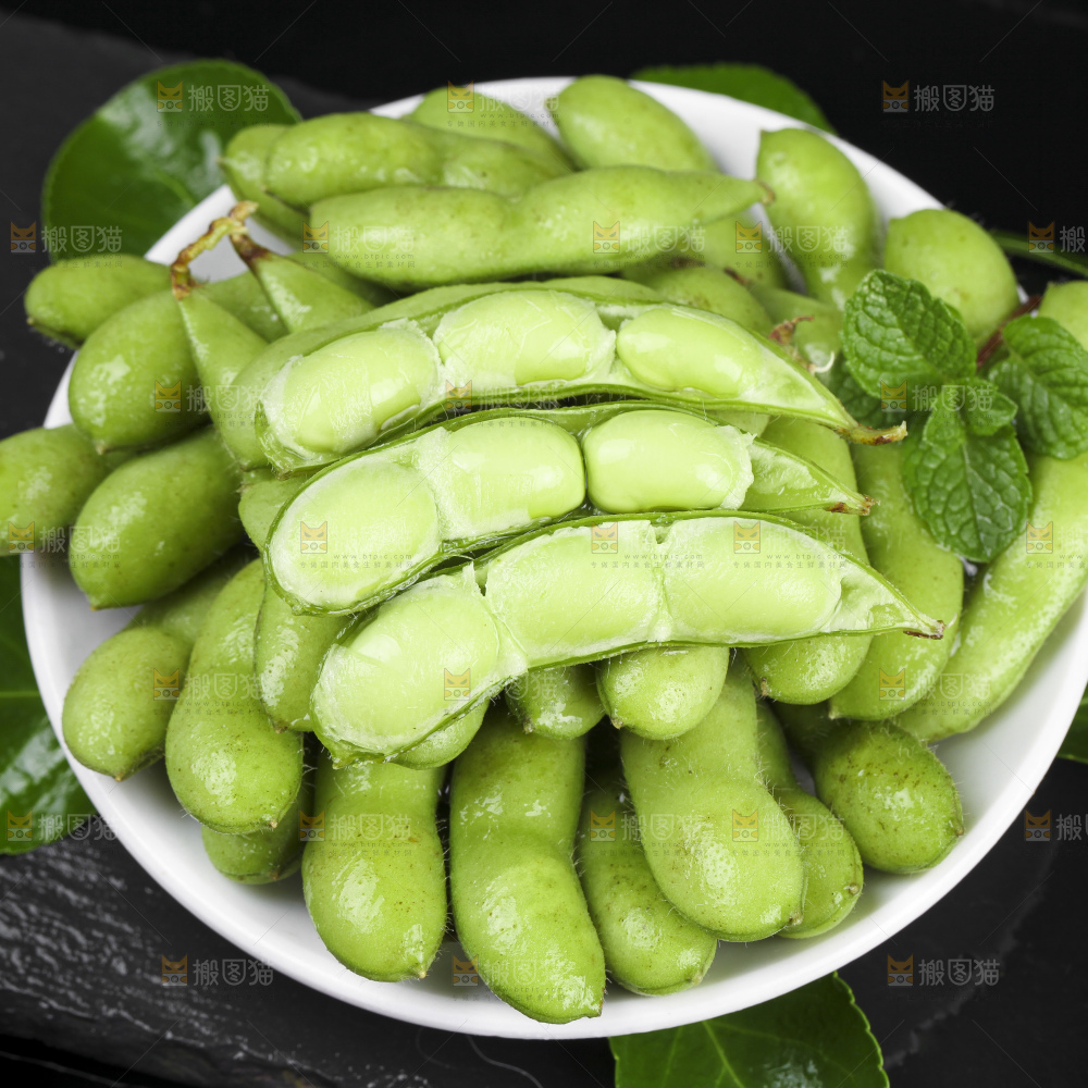 深底上的新鲜毛豆
