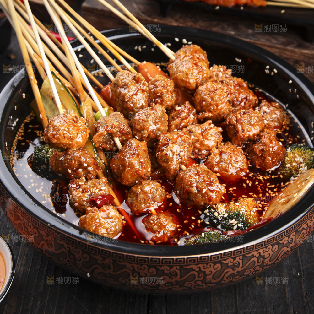 深底上的牛肉丸串串
