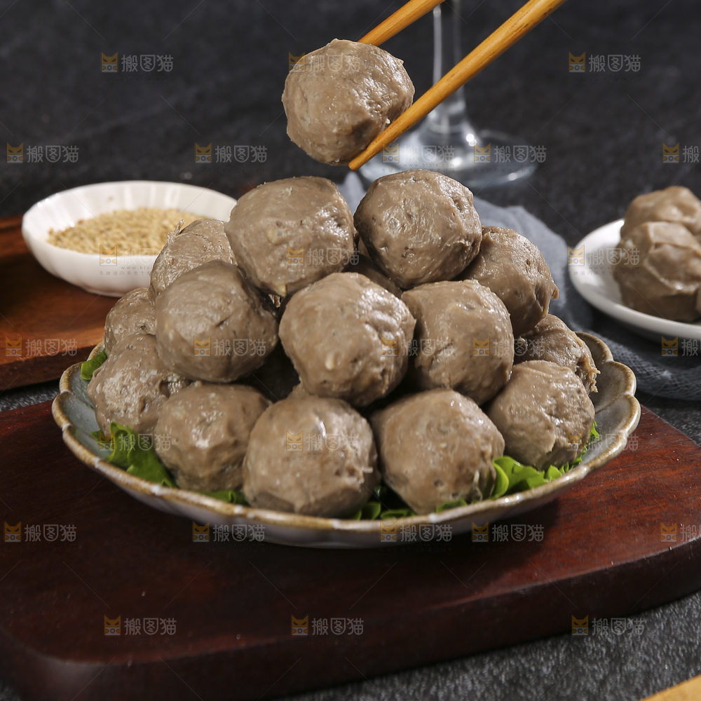 深底上的牛肉丸