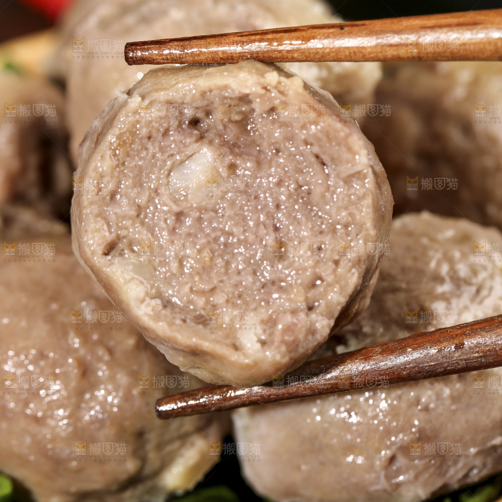 深底上的牛肉丸