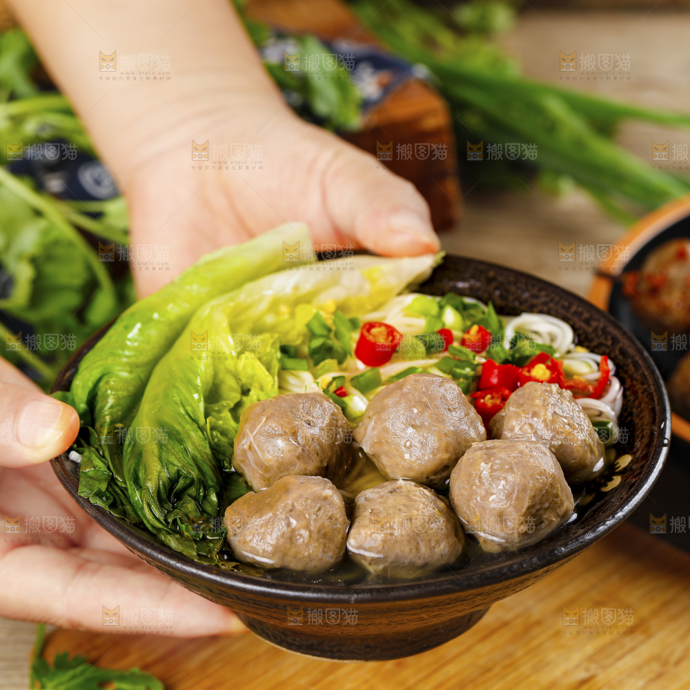 木底上的牛肉丸粉