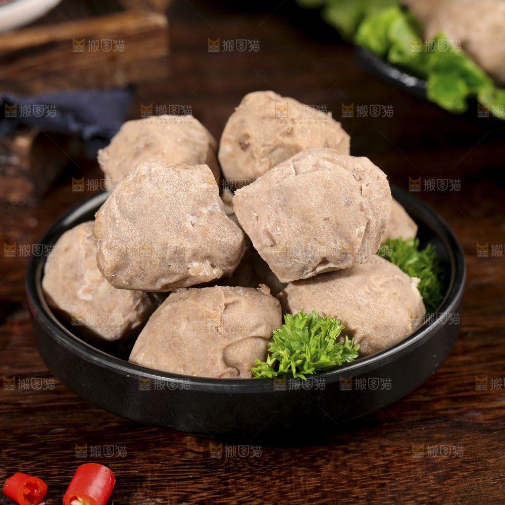 深底上的牛肉丸