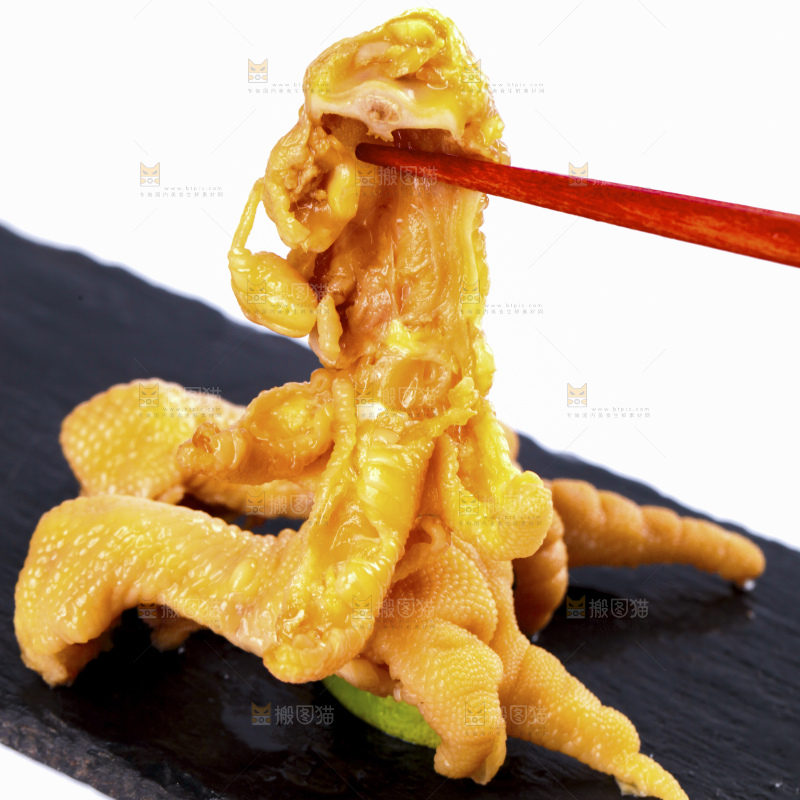 深底上的柠檬无骨鸡爪