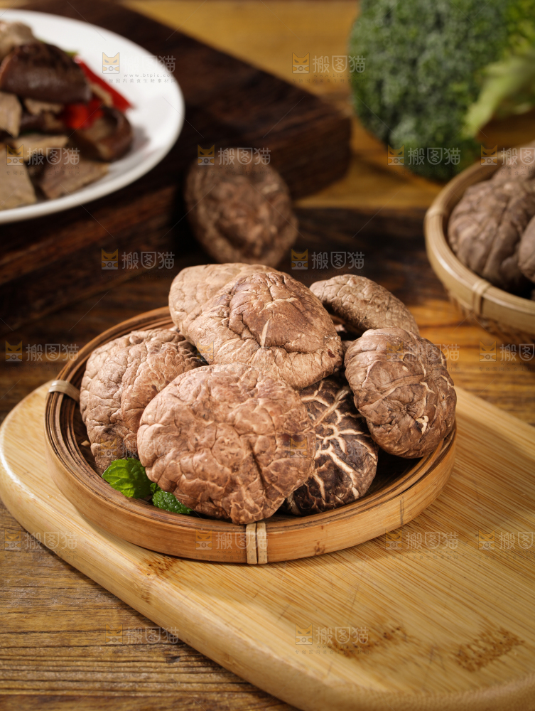 深底上的干香菇