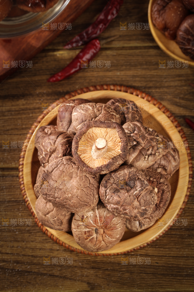 深底上的干香菇