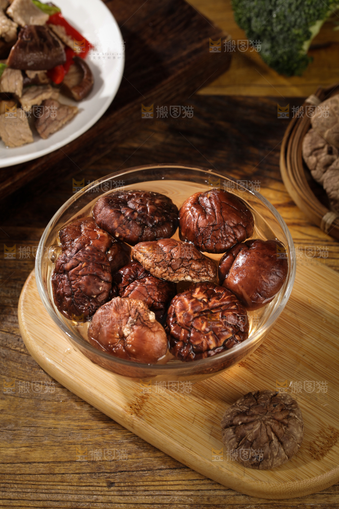 深底上的干香菇