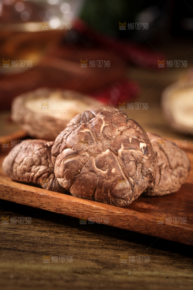 深底上的干香菇
