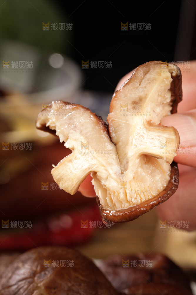 深底上的干香菇
