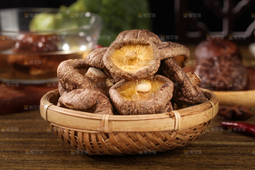 深底上的干香菇