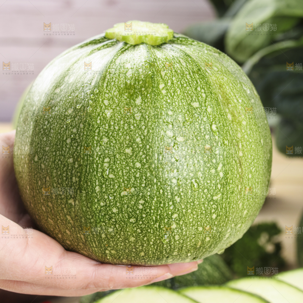 手里拿着花皮南瓜
