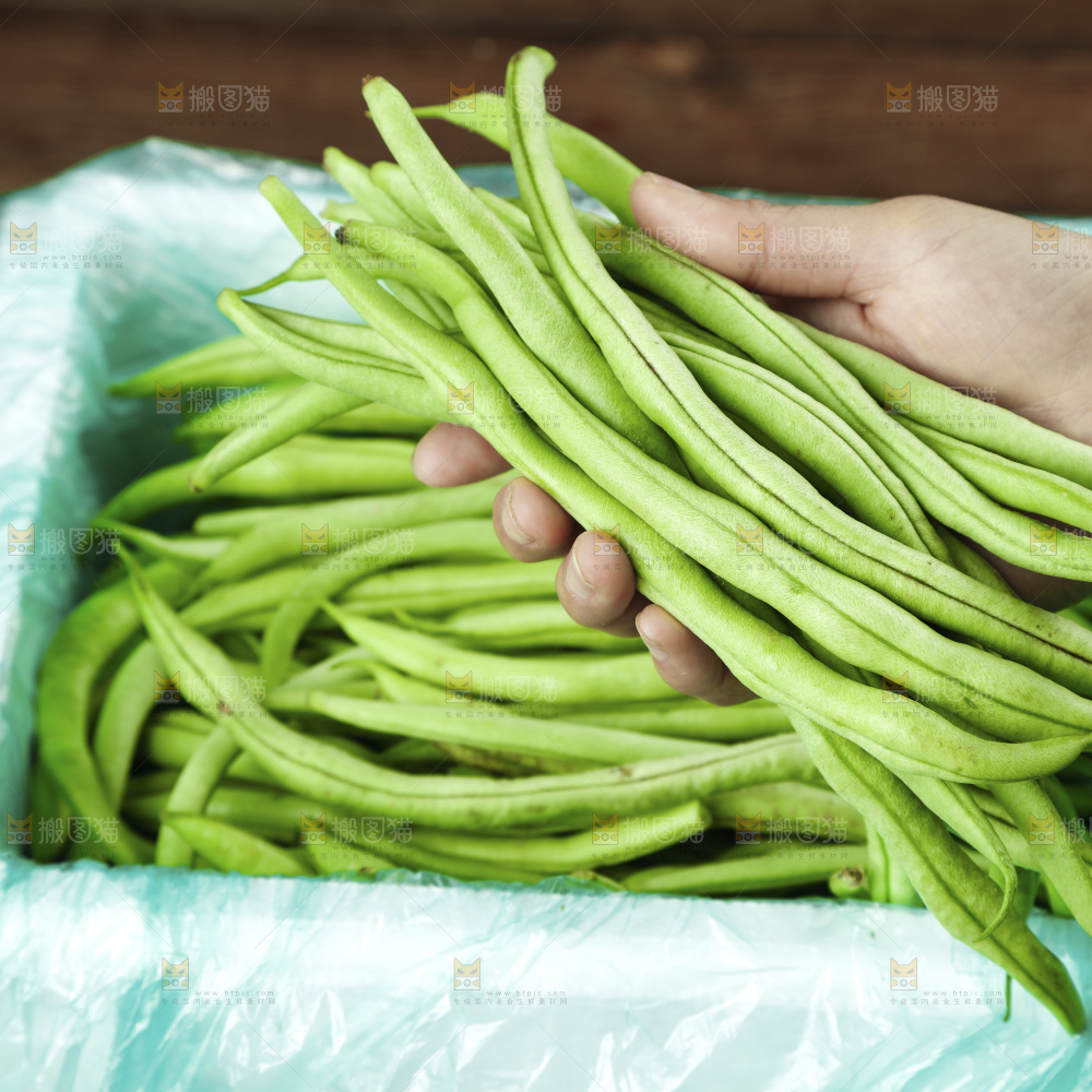手里拿着四季豆