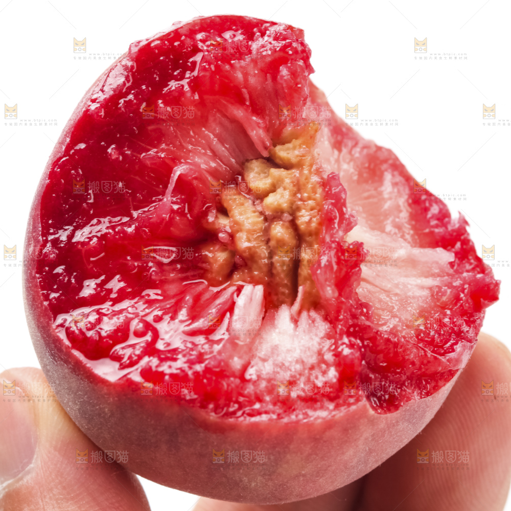 手里拿着胭脂红桃子