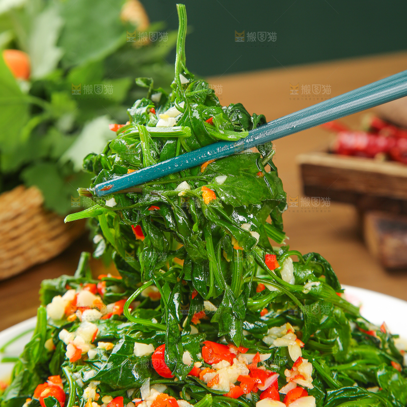 木底上的蒜蓉苋菜