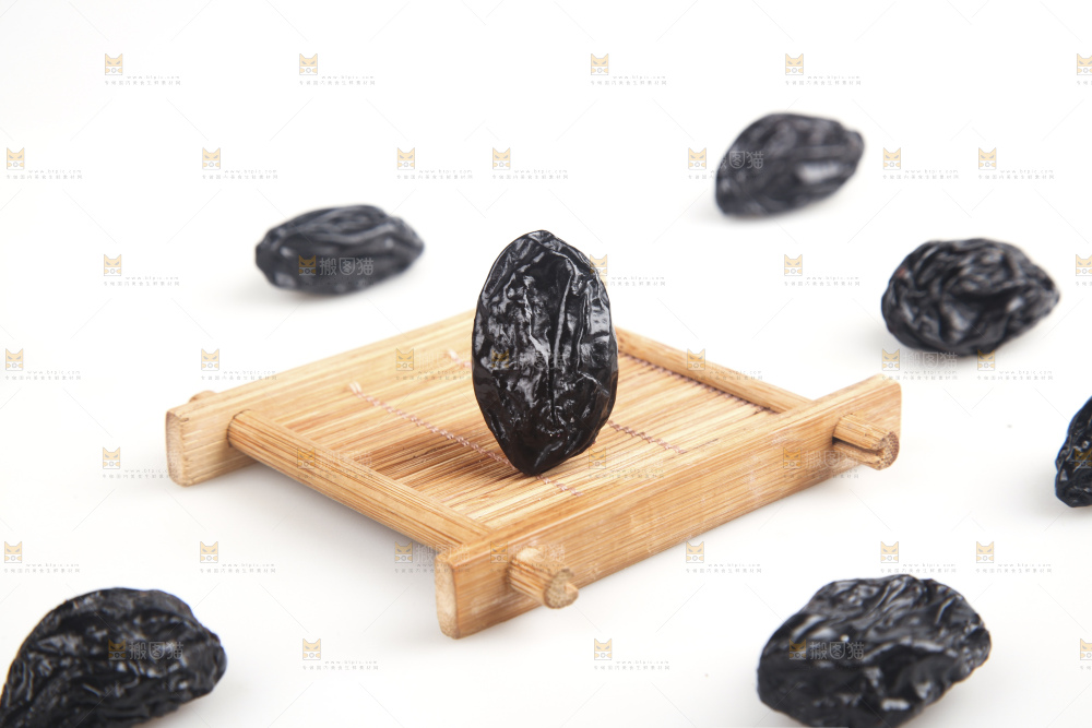 白底上的西梅干