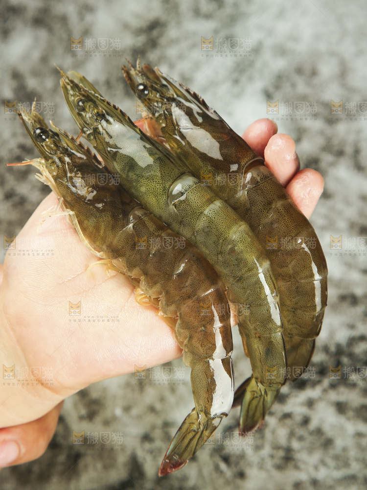 手里拿着青岛大虾