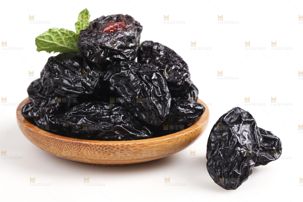 白底上的西梅干